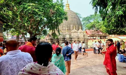 インド 川の中の寺院